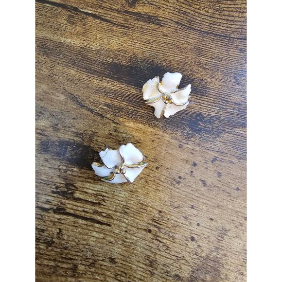 Vintage 1980s Stud Earrings Large Enamel Flowers Cream and Gold - Picture 2 of 4